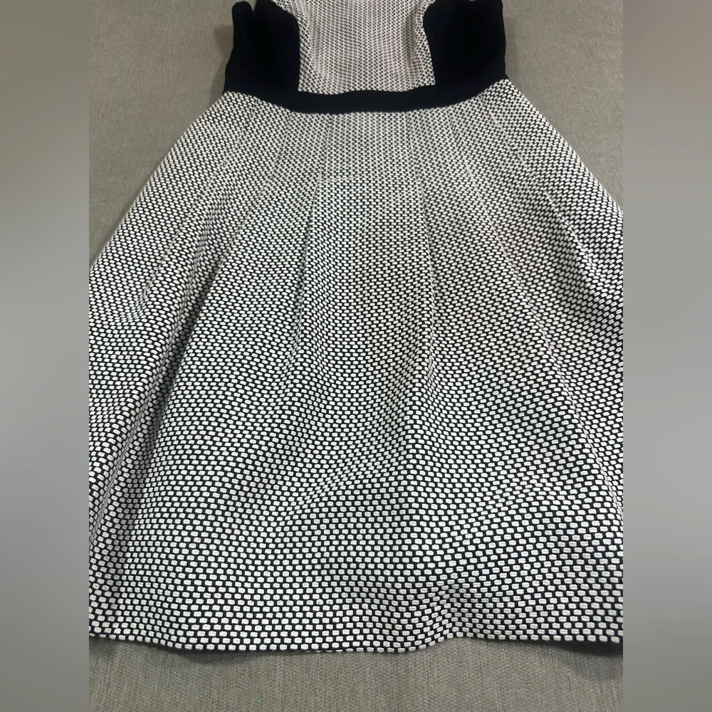 White House Black Market Black and Cream with Pockets Size 2 - Picture 3 of 10